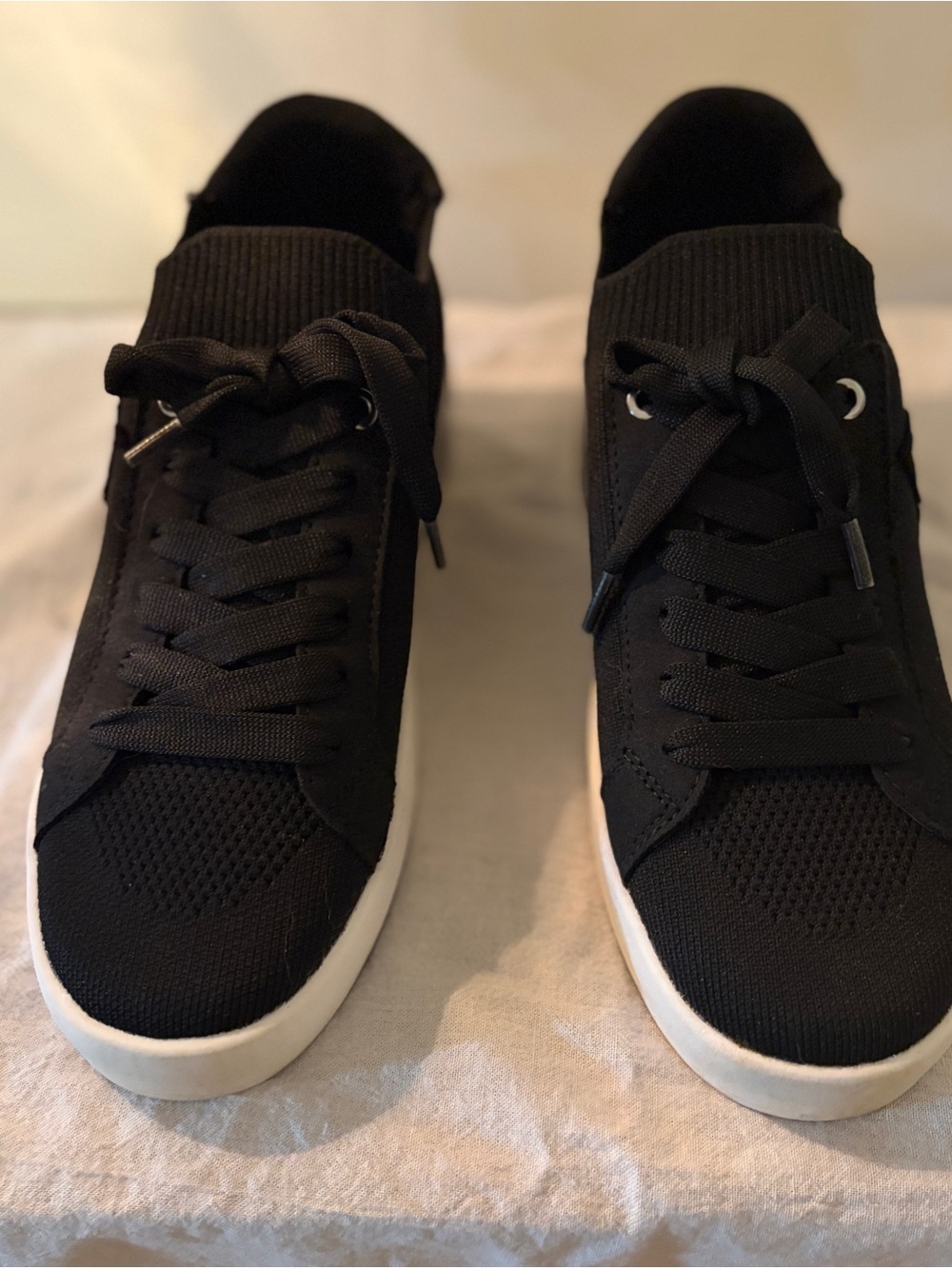 DKNY Mallory Black Knit Lace-Up Sneakers Size 8.5M — EUC
